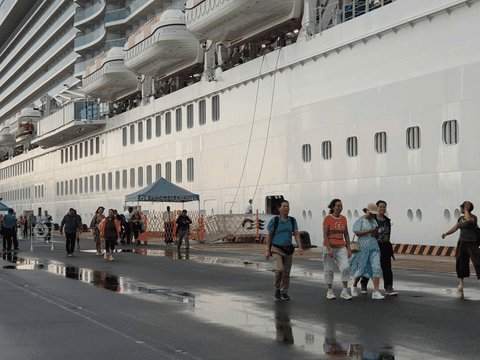 Hơn 14 triệu lượt khách đến với Khánh Hòa trong 10 tháng đầu năm 2025