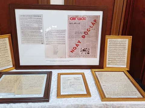 Trao tặng nhiều hiện vật quý cho Bảo tàng Hồ Chí Minh