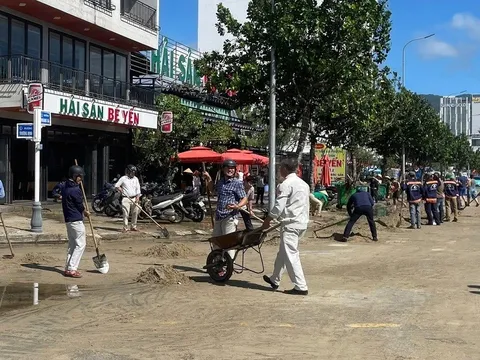 Hàng trăm người chung tay làm sạch đường biển du lịch Đà Nẵng