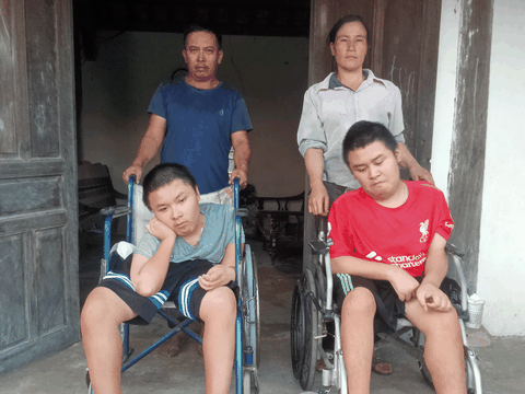 Gia đình nghèo ở Nghệ An kiệt quệ nuôi ba con tật nguyền: Mong manh giữa những ngày giông gió