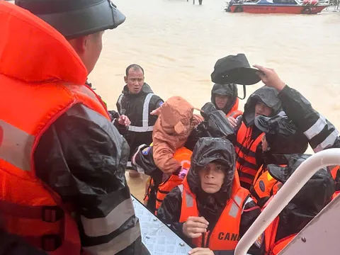 Trung đoàn E23 xuyên đêm ứng cứu người dân Gia Lai và Khánh Hòa