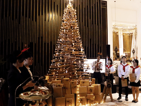 Không khí Giáng sinh lan tỏa từ những lễ thắp sáng cây thông và hoạt động cộng đồng tại Nha Trang