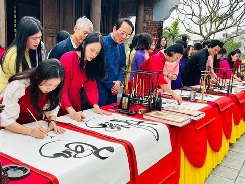 Lan tỏa giá trị Truyện Kiều từ lễ khai bút viết thư pháp