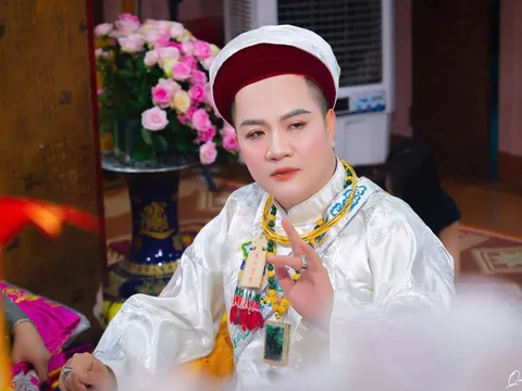 Hầu đồng quay lưng ban thờ: Nghệ nhân ưu tú Đặng Ngọc Anh lên tiếng