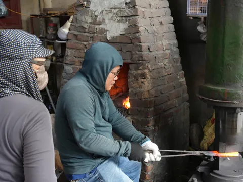Nữ nghệ nhân giữ lửa làng rèn Đa Sỹ