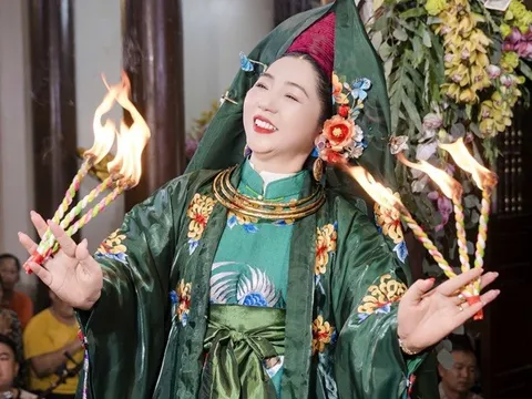 Đồng thầy Lê Thị Thu Hiền - Người giữ gìn giá trị thuần khiết của Tín ngưỡng thờ Mẫu