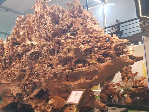 Tác phẩm điêu khắc Non bộ "Cội nguồn" từ gỗ lũa được tôn vinh, lan tỏa giá trị văn hóa Việt Nam