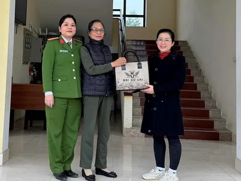 Tuyên Quang: Nhặt được túi tiền 300 triệu đồng, người phụ nữ nhờ công an tìm người trả lại