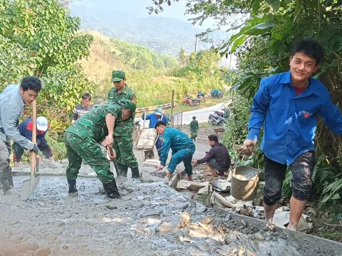 Thanh niên đổ bê tông làm đường cho người dân bản