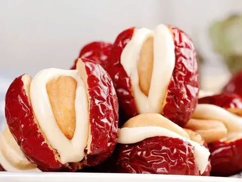 Thu giữ hơn 2.000 hộp kẹo táo đỏ không rõ nguồn gốc bán trên TikTok