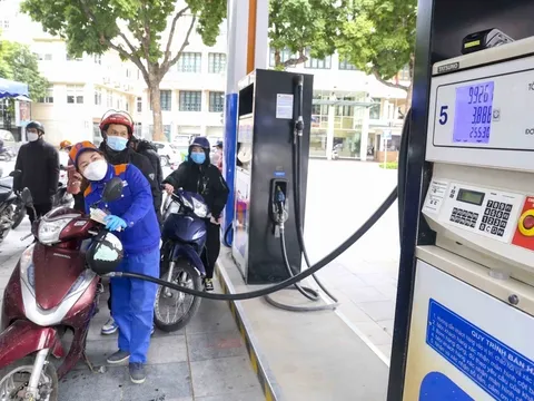 Tăng 3 lần liên tiếp, giá xăng RON95-III vượt 21.200 đồng mỗi lít