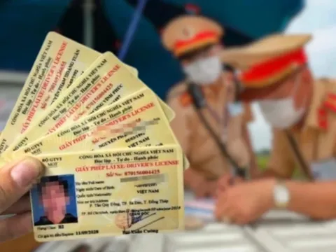 Dùng bằng lái đã bị trừ hết điểm, người điều khiển xe máy sẽ bị phạt bao tiền?