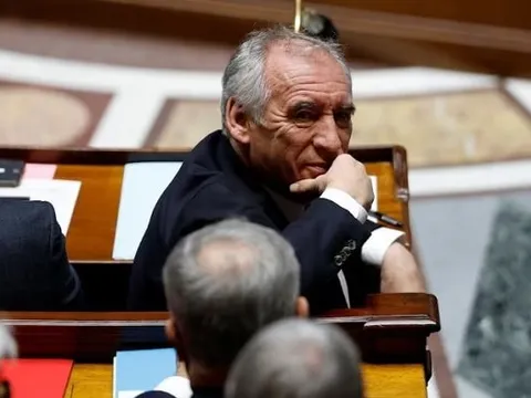 Thủ tướng Pháp vượt qua bỏ phiếu bất tín nhiệm