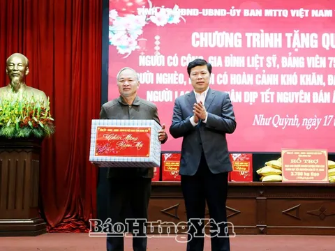 Đồng chí Phó Bí thư Thường trực Tỉnh ủy, Chủ tịch HĐND tỉnh Trần Quốc Toản thăm, tặng quà Tết tại huyện Văn Lâm