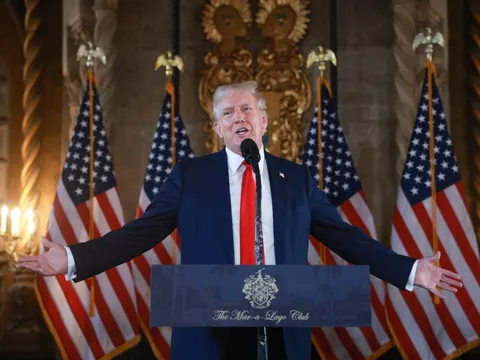 Ông Trump đóng cửa ứng dụng nhập cư, hàng chục nghìn người mắc kẹt