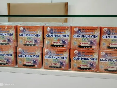 Giá pháo hoa tăng gần gấp đôi dịp Tết vẫn 'cháy hàng'