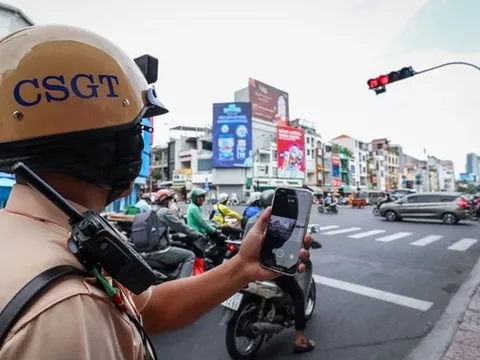 Bộ Công an khẳng định vượt đèn đỏ nhường đường xe cấp cứu sẽ không bị phạt