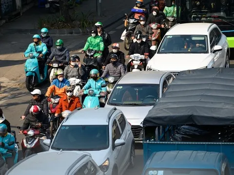 Gọi xe công nghệ những ngày cận Tết: Khách chờ mòn mỏi, tài xế giãi bày nỗi khổ phải tắt app