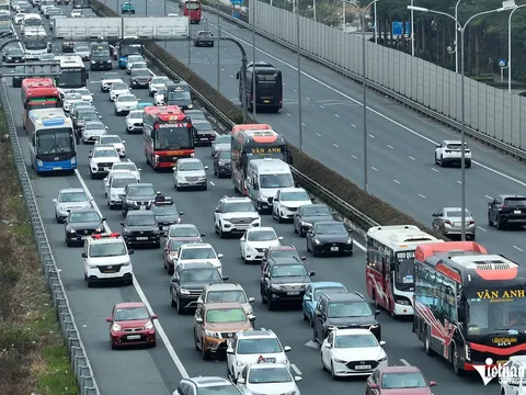 Người dân lỉnh kỉnh đồ đạc trở lại Hà Nội sau kỳ nghỉ Tết Nguyên đán