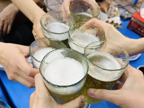 Uống bao nhiêu cốc bia khiến nồng độ cồn lên mức phạt kịch khung?
