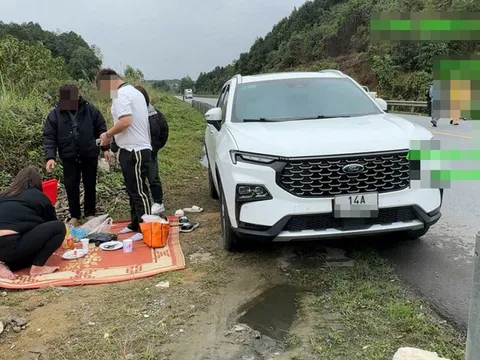 Gia đình 4 người dừng xe sát cao tốc, trải chiếu ăn trưa