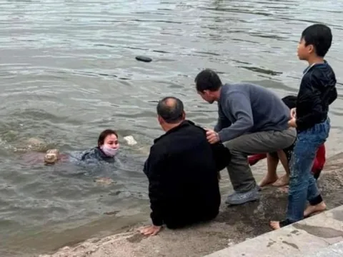 Bất chấp trời giá rét, người phụ nữ 50 tuổi lao xuống hồ cứu 3 học sinh