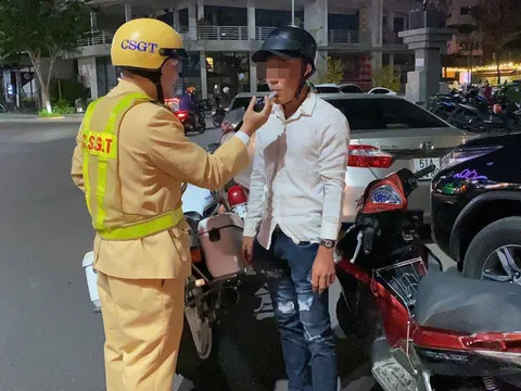 Tạm giữ hình sự người phụ nữ chửi bới, đánh CSGT kiểm tra nồng độ cồn