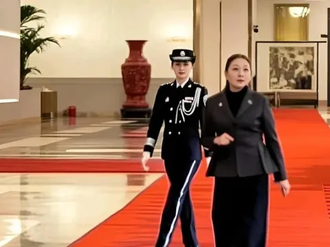 Nữ vệ sĩ tháp tùng Thủ tướng Thái Lan gây sốt vì vẻ ngoài quá xinh đẹp: Thần thái như bước ra từ trong truyện