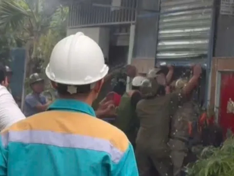 Cảnh sát phá 2 lớp cửa cuốn chữa cháy tại căn nhà vắng người ở TPHCM