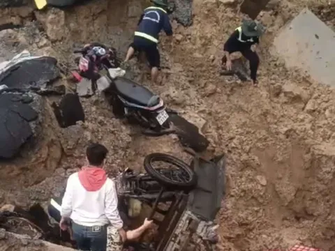 Bất ngờ lọt 'hố tử thần' trên đường, 2 người đàn ông bị thương