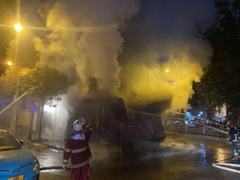 Hà Nội: Gara ô tô chìm trong lửa