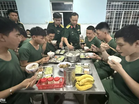 Hình ảnh bữa cơm đầu tiên trong quân ngũ của tân binh