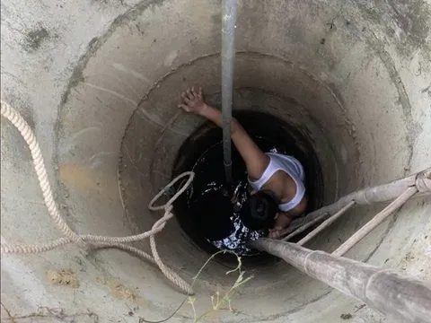 Công an xã giải cứu cụ bà 88 tuổi rơi xuống giếng nước