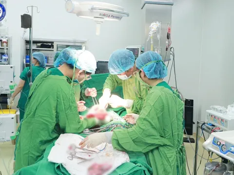 Bệnh viện ở Hà Nội bật báo động đỏ toàn lực cứu sản phụ cơ hội sống gần bằng 0