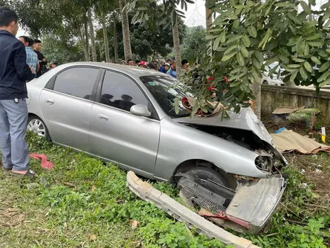 Hai bà cháu bị ôtô 5 chỗ tông tử vong