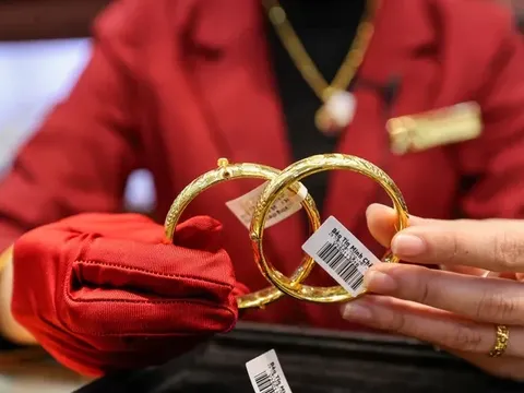 Giá vàng hôm nay 15/2/2025: Vàng SJC và nhẫn trơn rơi tự do, bay cả triệu đồng