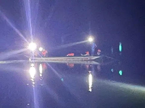 Gấp rút tìm kiếm người đàn ông vác bao đá cảnh liều mình bơi qua sông Đồng Nai