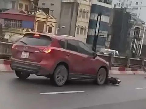 Triệu tập tài xế ủn lê xe máy dưới gầm suốt đoạn đường dài ở Hà Nội