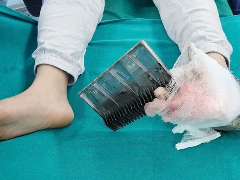 Bé trai bị kẹp chân vào thang cuốn trung tâm thương mại