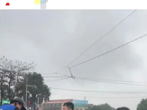 Cô gái trông giữ xe liên tục can ngăn người đàn ông đánh nam sinh lớp 11