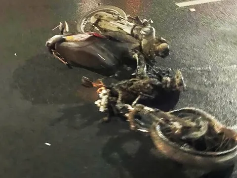 Xe máy biến dạng, tài xế tử vong sau khi va chạm với ô tô trên cầu Nhật Tân