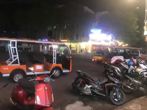 Quy Nhơn: Xe điện “bủa vây”, bát nháo trên đường phố.