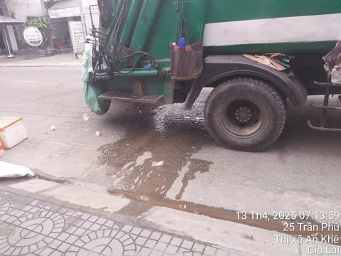 An Khê: Dân bức xúc vì xe chở rác xả nước thải ra môi trường