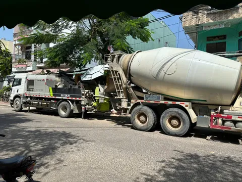 Quy Nhơn: Xe chở bê tông ngang nhiên chiếm lòng đường, vỉa hè
