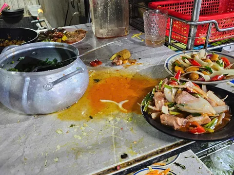 Đà Nẵng: Hai quán nhậu ven sông Hàn bị tuýt còi vì vi phạm an toàn vệ sinh thực phẩm