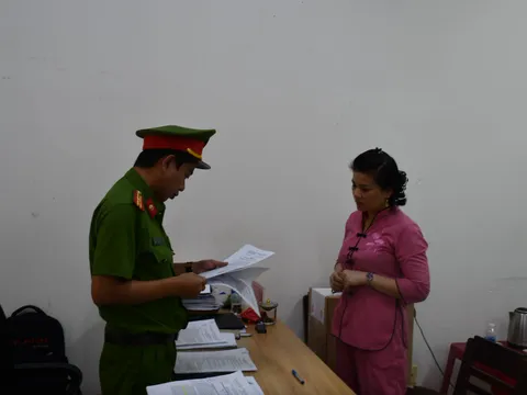 Bắt bảo mẫu ném bé trai 14 tháng tuổi xuống nền gạch, chấn thương sọ não