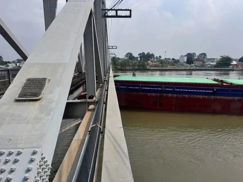 Sà lan va vào mố cầu Ghềnh ở Đồng Nai, có người bị thương được đưa đi cấp cứu