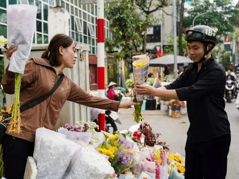 Áp lực 'quà 8/3' của đàn ông Việt