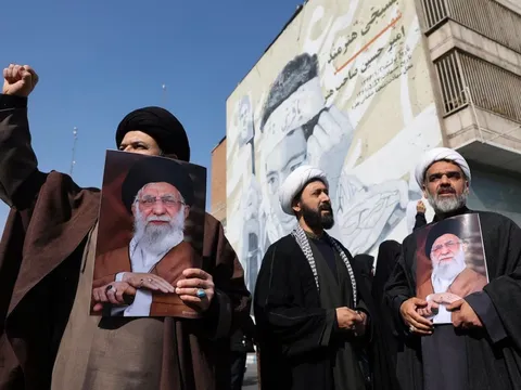 Tổng thống Iran bị chỉ trích sau lời xin lỗi