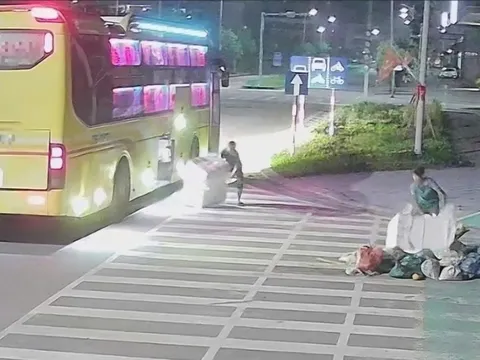 Xử lý nhân viên xe khách giường nằm ngang nhiên xả rác ven đường TP Huế
